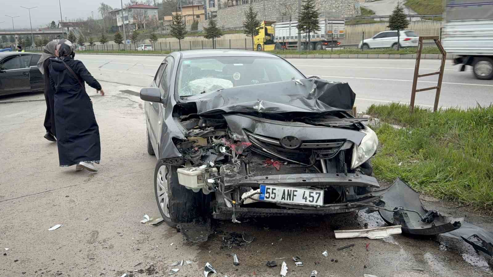 otomobil-park-halindeki-tira-carpti-5-yarali