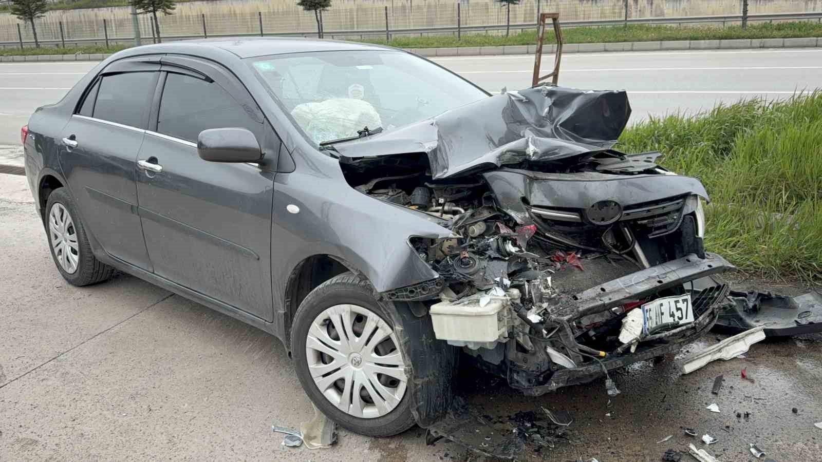 otomobil-park-halindeki-tira-carpti-5-yarali