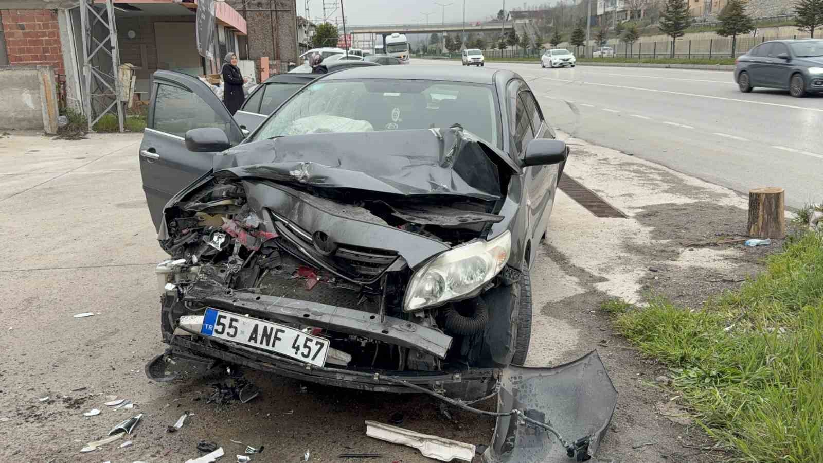 otomobil-park-halindeki-tira-carpti-5-yarali