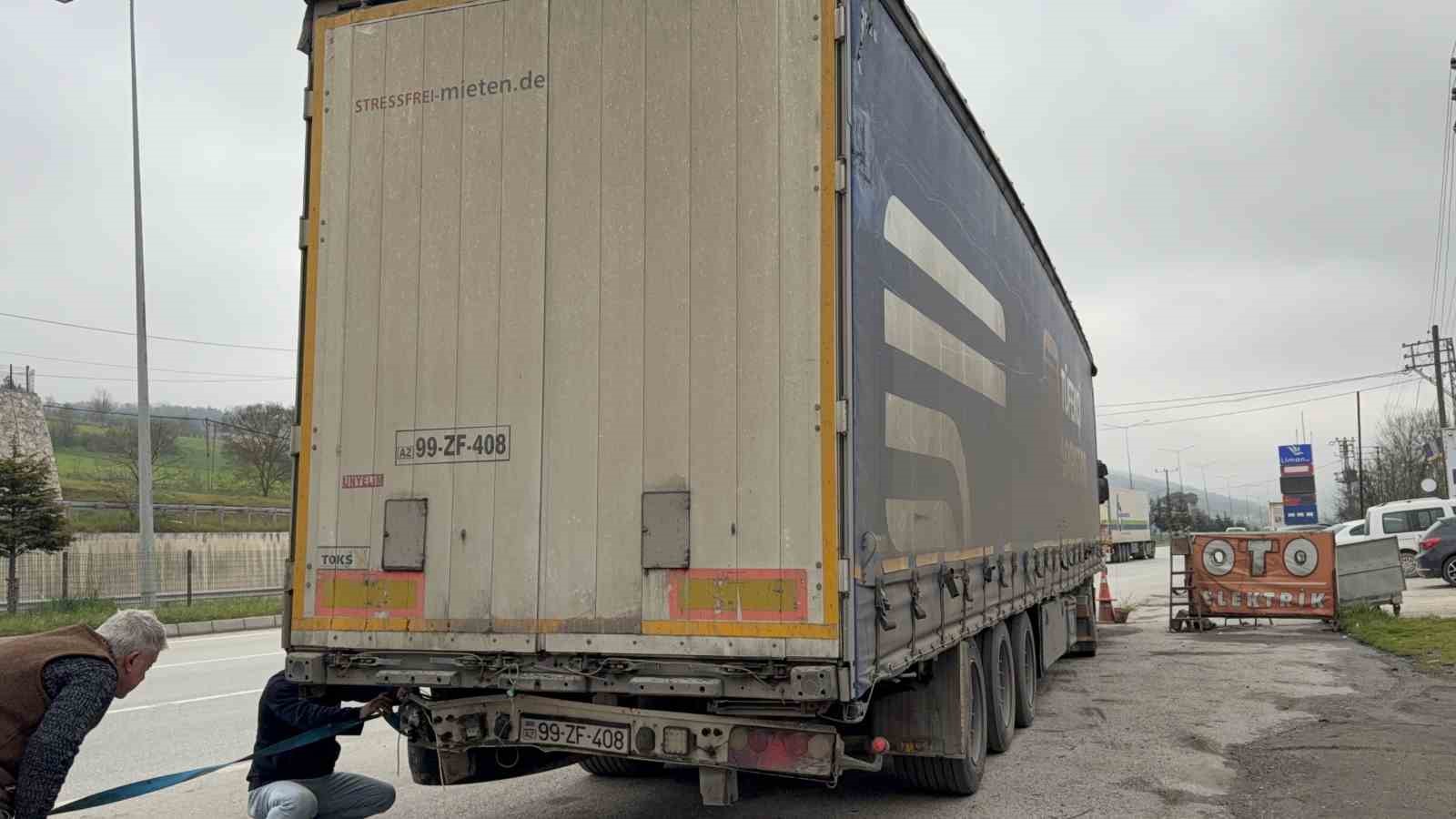 otomobil-park-halindeki-tira-carpti-5-yarali