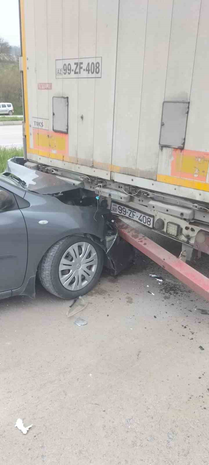 otomobil-park-halindeki-tira-carpti-5-yarali