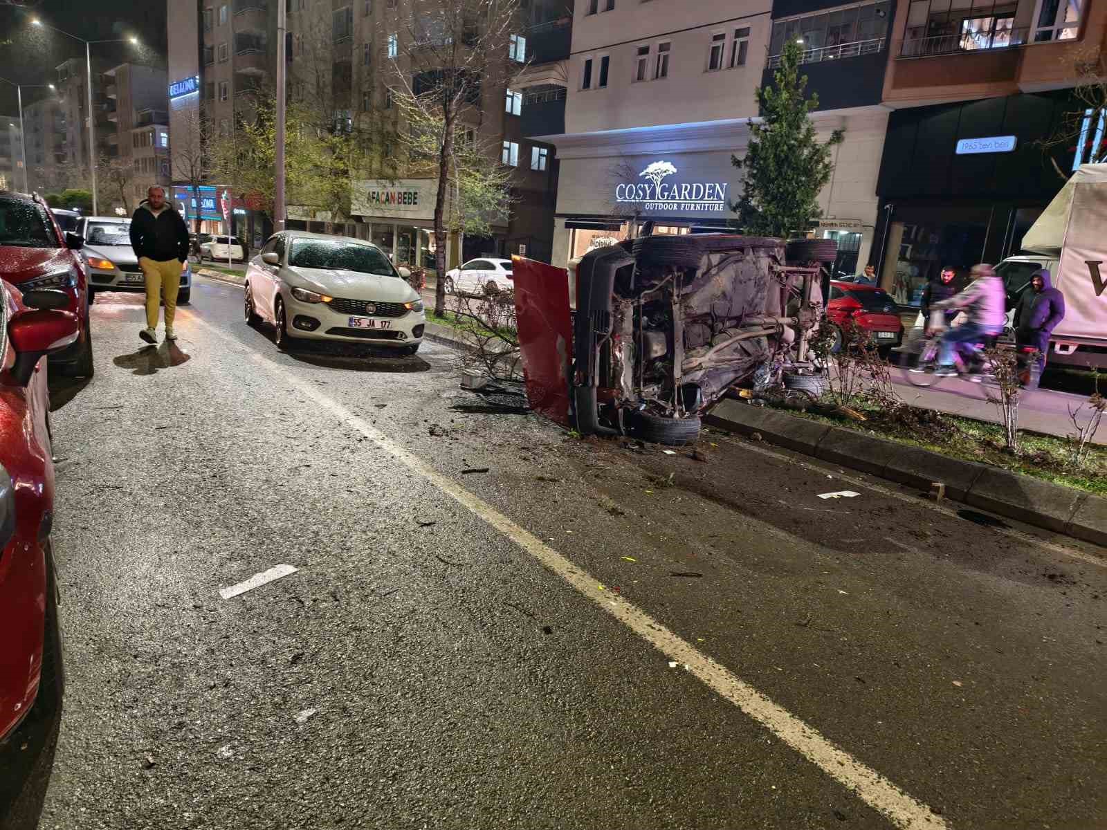 otomobilin-carptigi-agac-karsi-seritteki-aracin-uzerine-devrildi-1-yarali