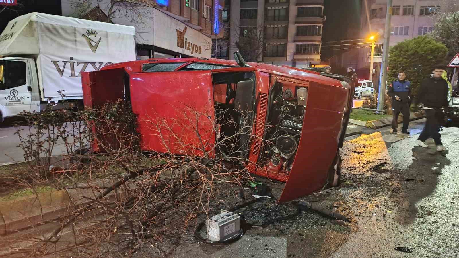 otomobilin-carptigi-agac-karsi-seritteki-aracin-uzerine-devrildi-1-yarali