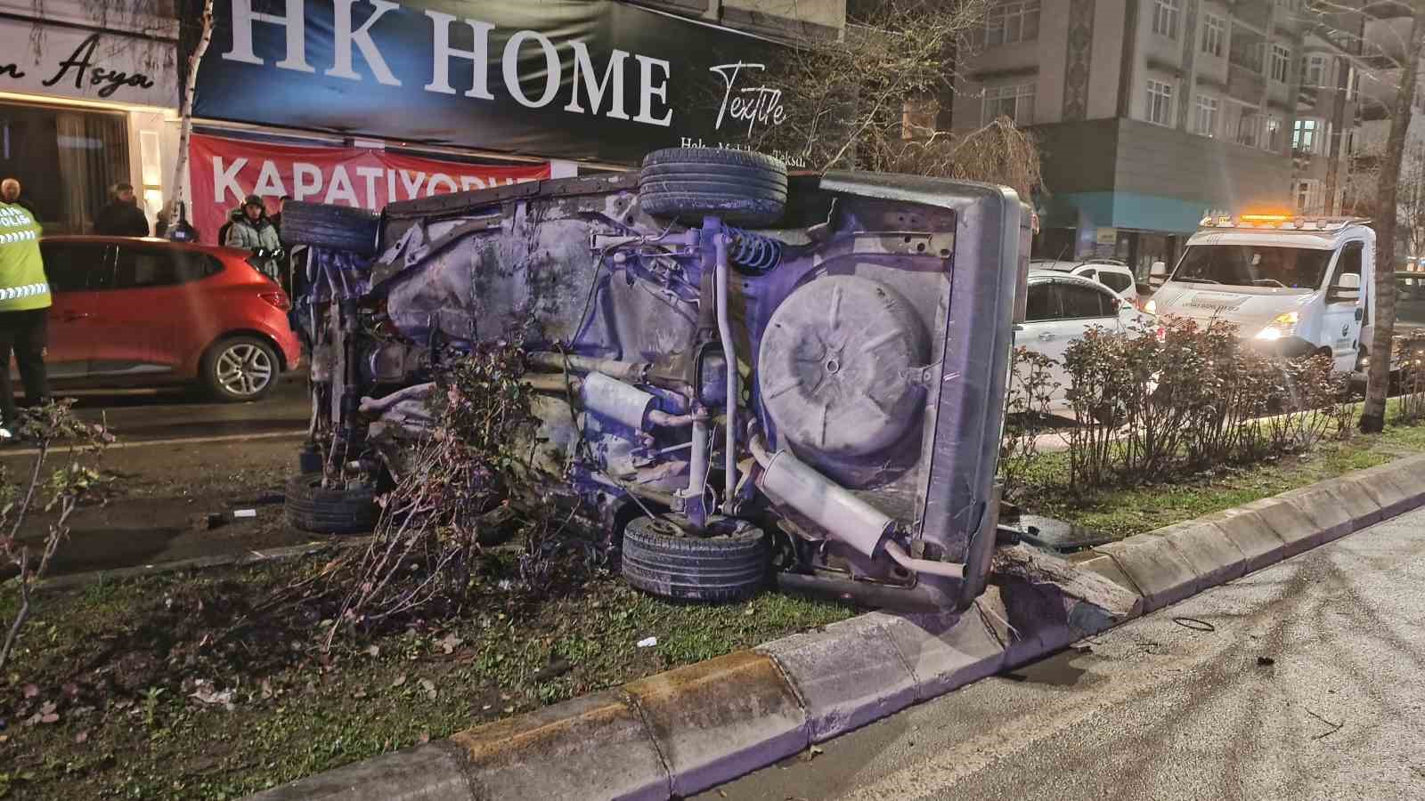 otomobilin-carptigi-agac-karsi-seritteki-aracin-uzerine-devrildi-1-yarali