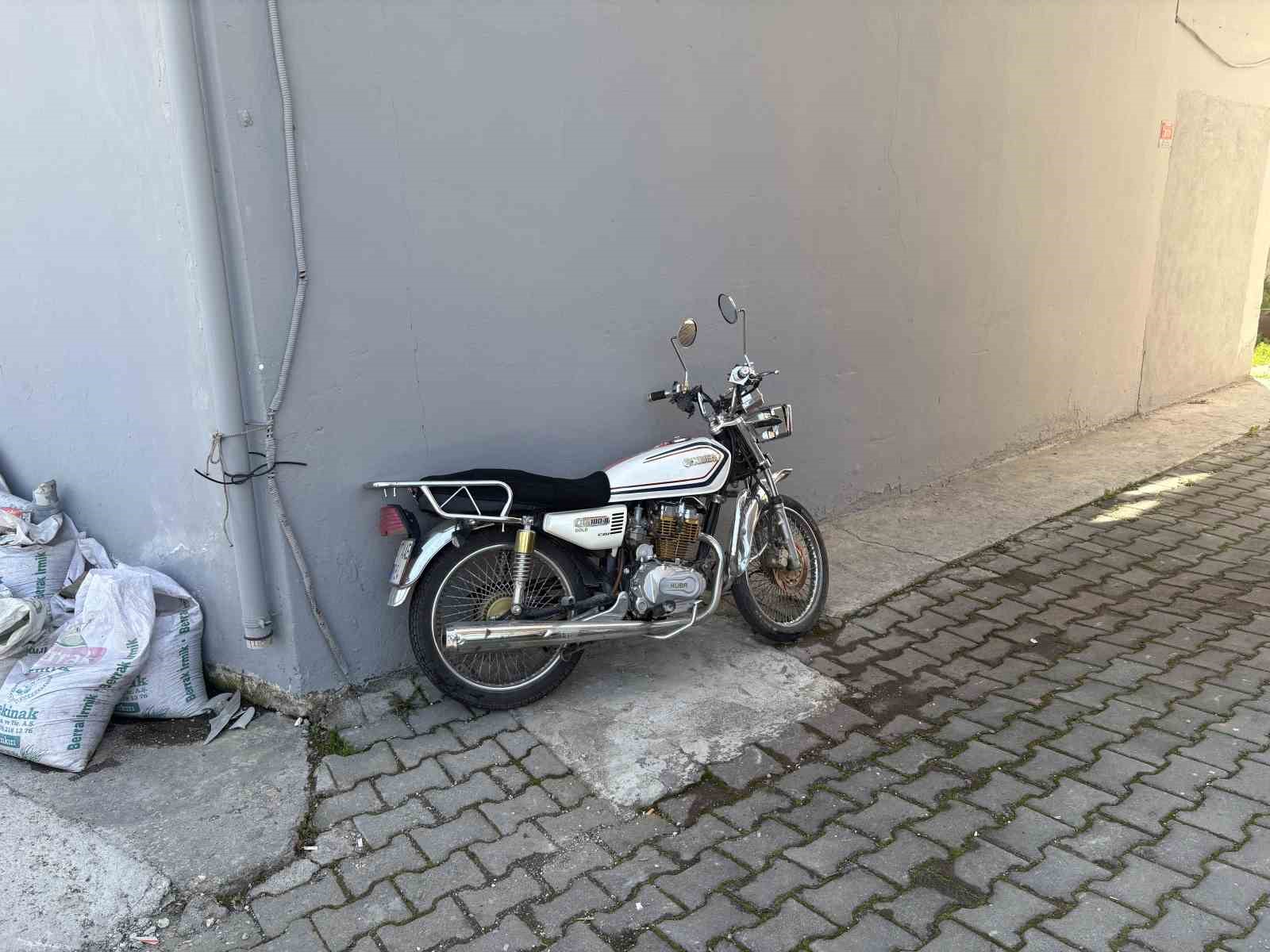 panelvan-araca-carpan-motosiklet-surucusu-yaralandi