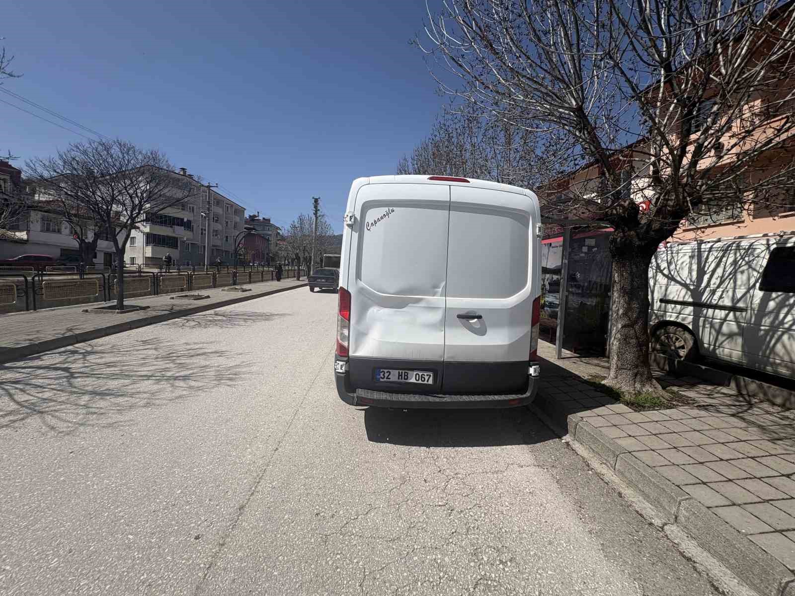 panelvan-araca-carpan-motosiklet-surucusu-yaralandi