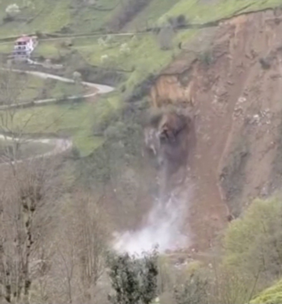 rizede-yamactan-dusen-kaya-saniye-saniye-kameraya-yansidi