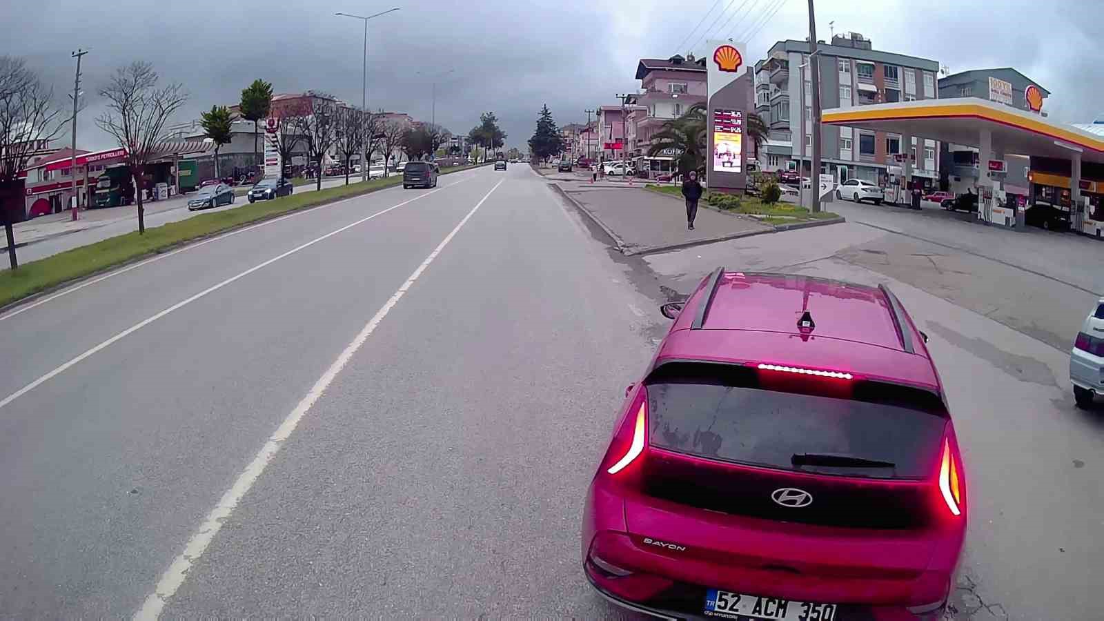 samsunda-aniden-cimento-yuklu-tirin-onune-cikan-otomobil-yurekleri-agza-getirdi