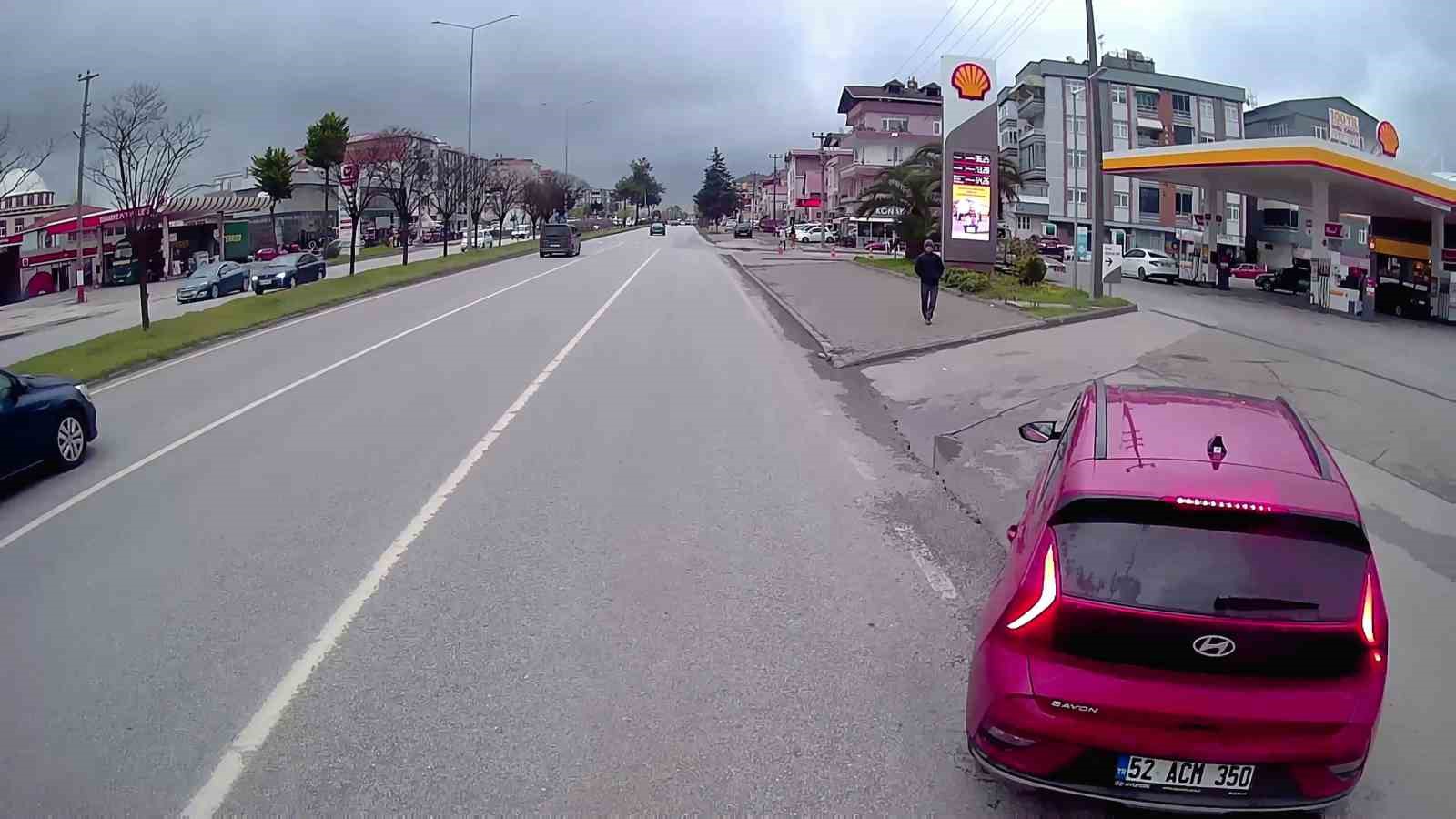 samsunda-aniden-cimento-yuklu-tirin-onune-cikan-otomobil-yurekleri-agza-getirdi