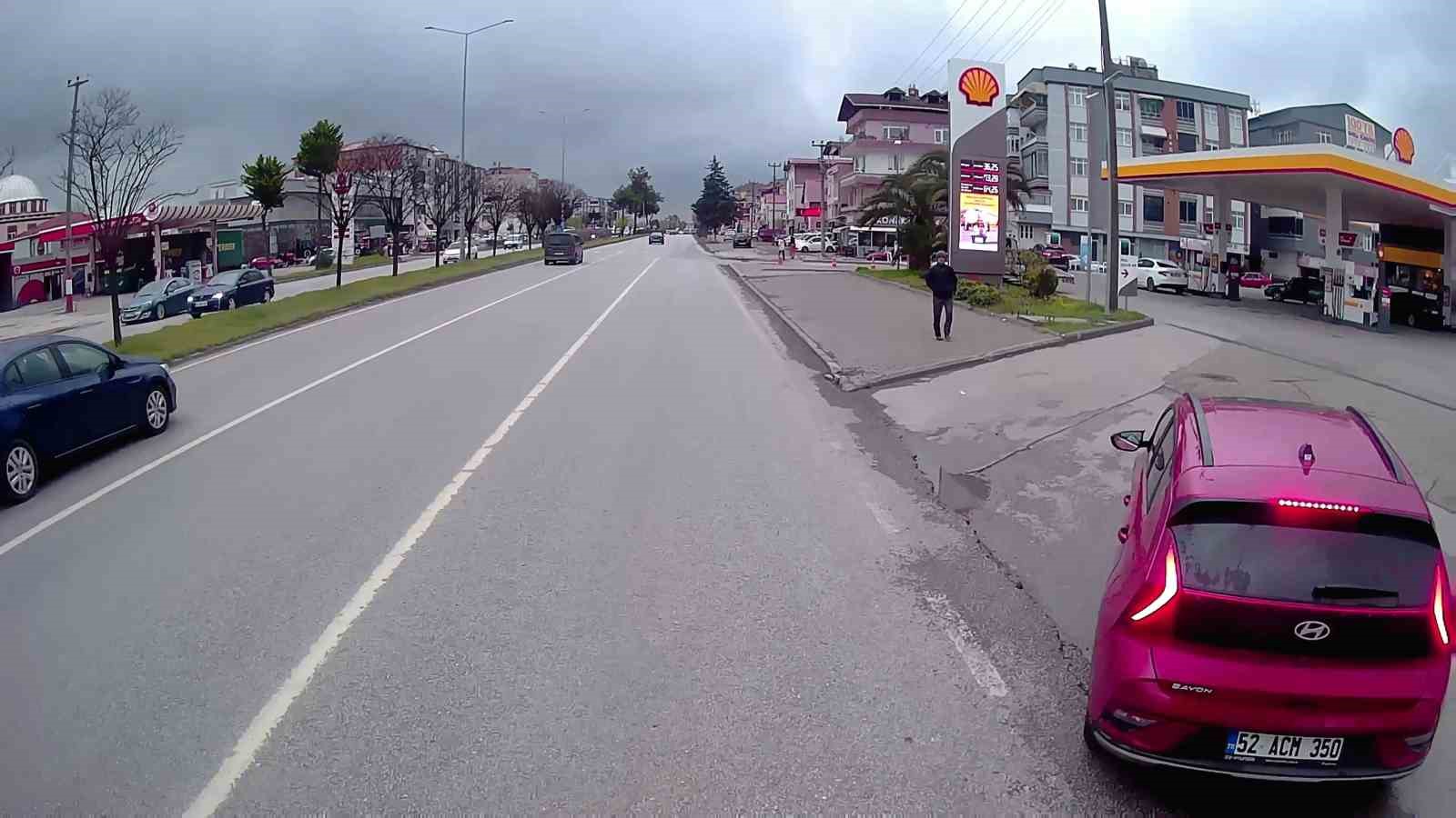 samsunda-aniden-cimento-yuklu-tirin-onune-cikan-otomobil-yurekleri-agza-getirdi