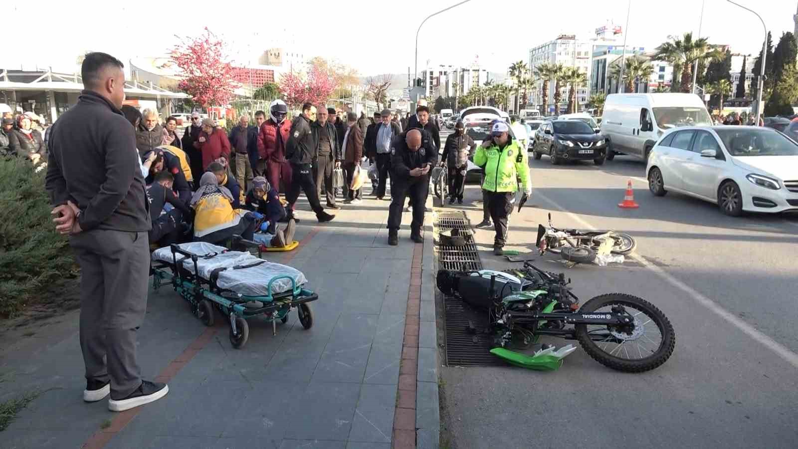 samsunda-motosiklet-ile-elektrikli-scooter-carpisti-2-yarali