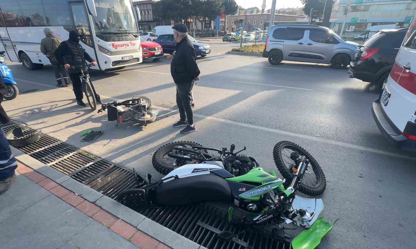 samsunda-motosiklet-ile-elektrikli-scooter-carpisti-2-yarali