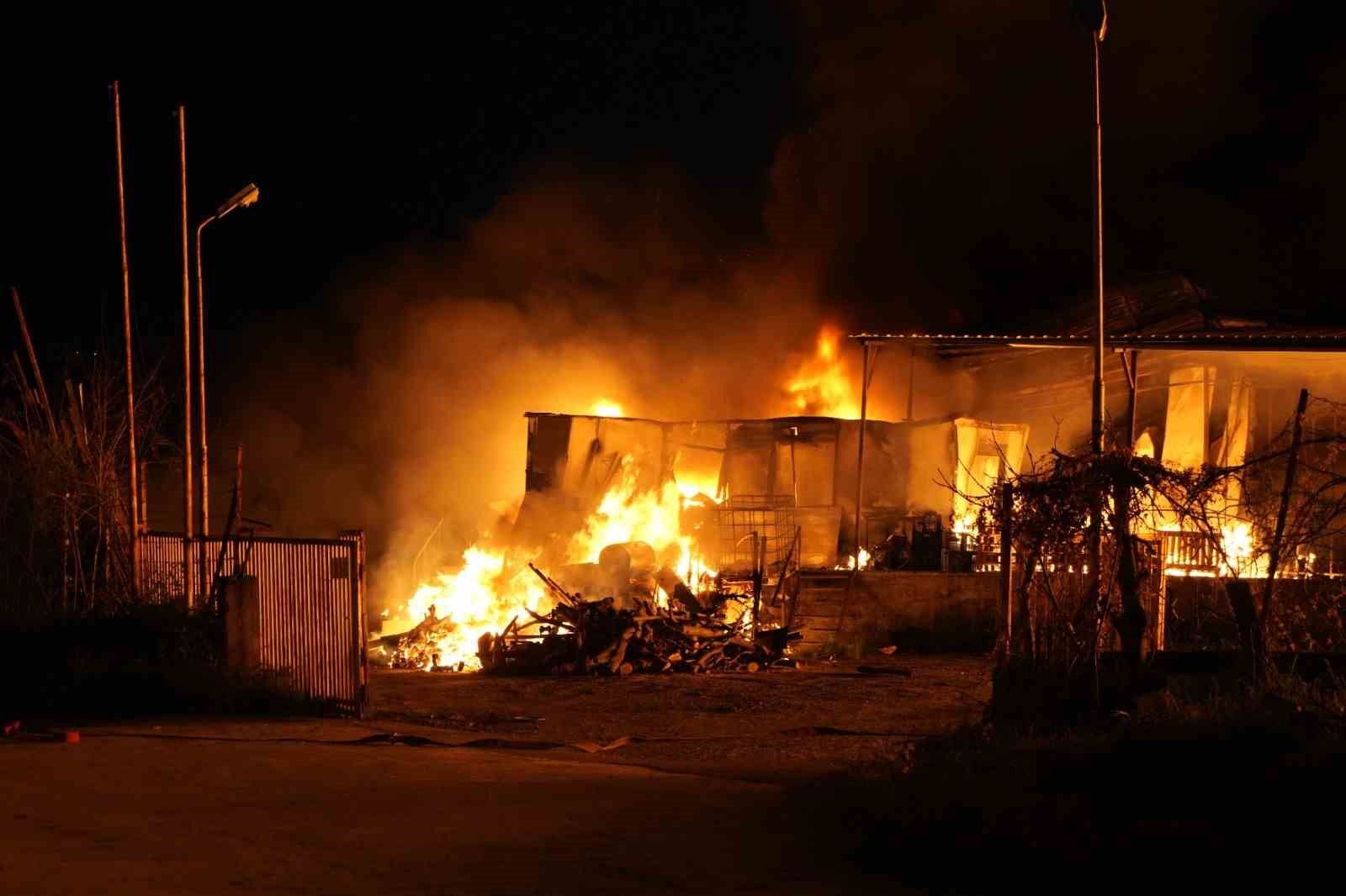 samsunda-muz-deposunda-yangin-alevler-goge-yukseldi