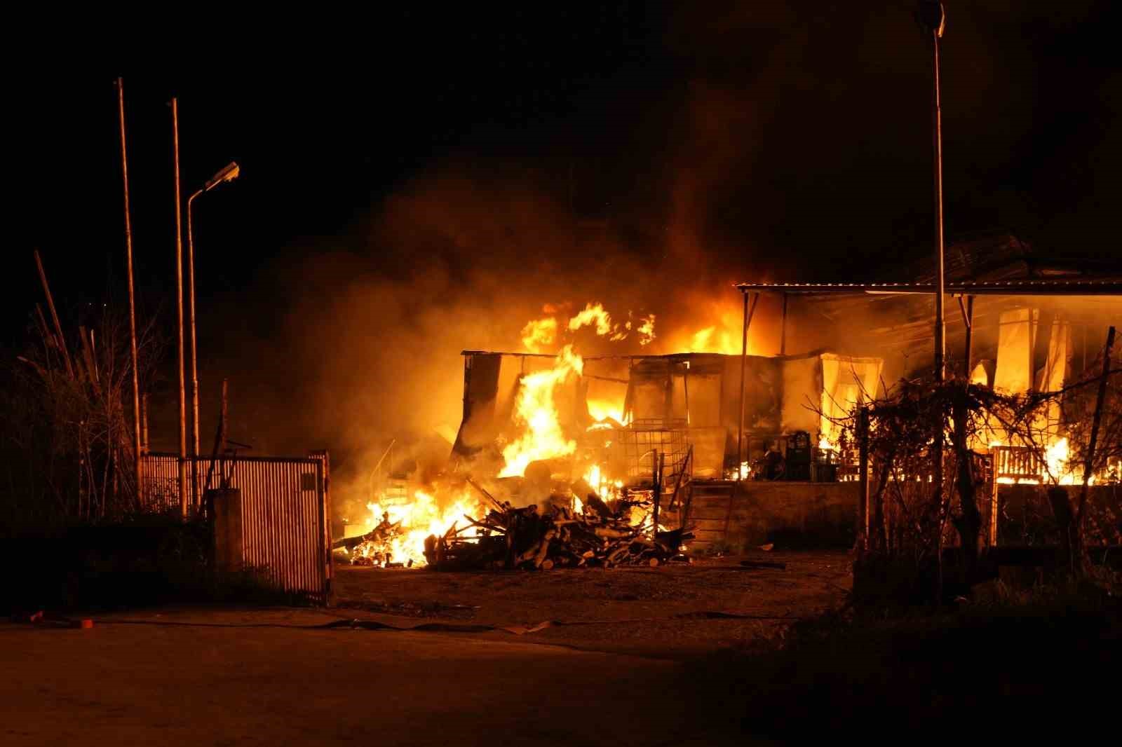 samsunda-muz-deposunda-yangin-alevler-goge-yukseldi