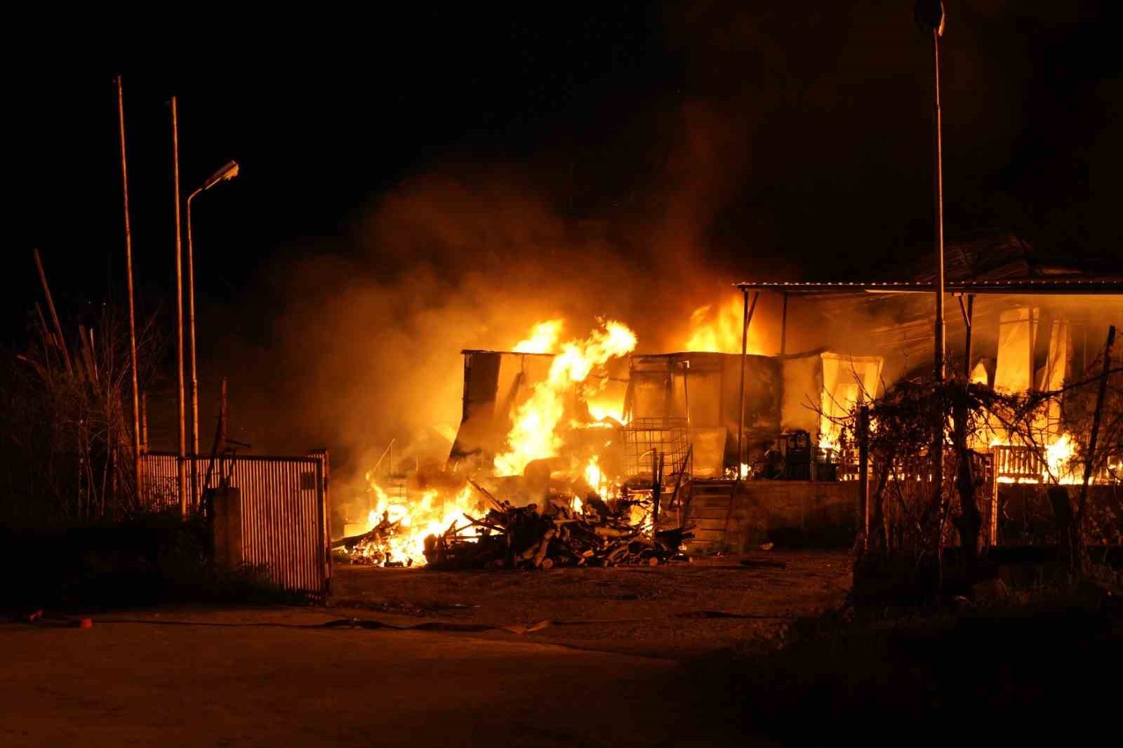 samsunda-muz-deposunda-yangin-alevler-goge-yukseldi