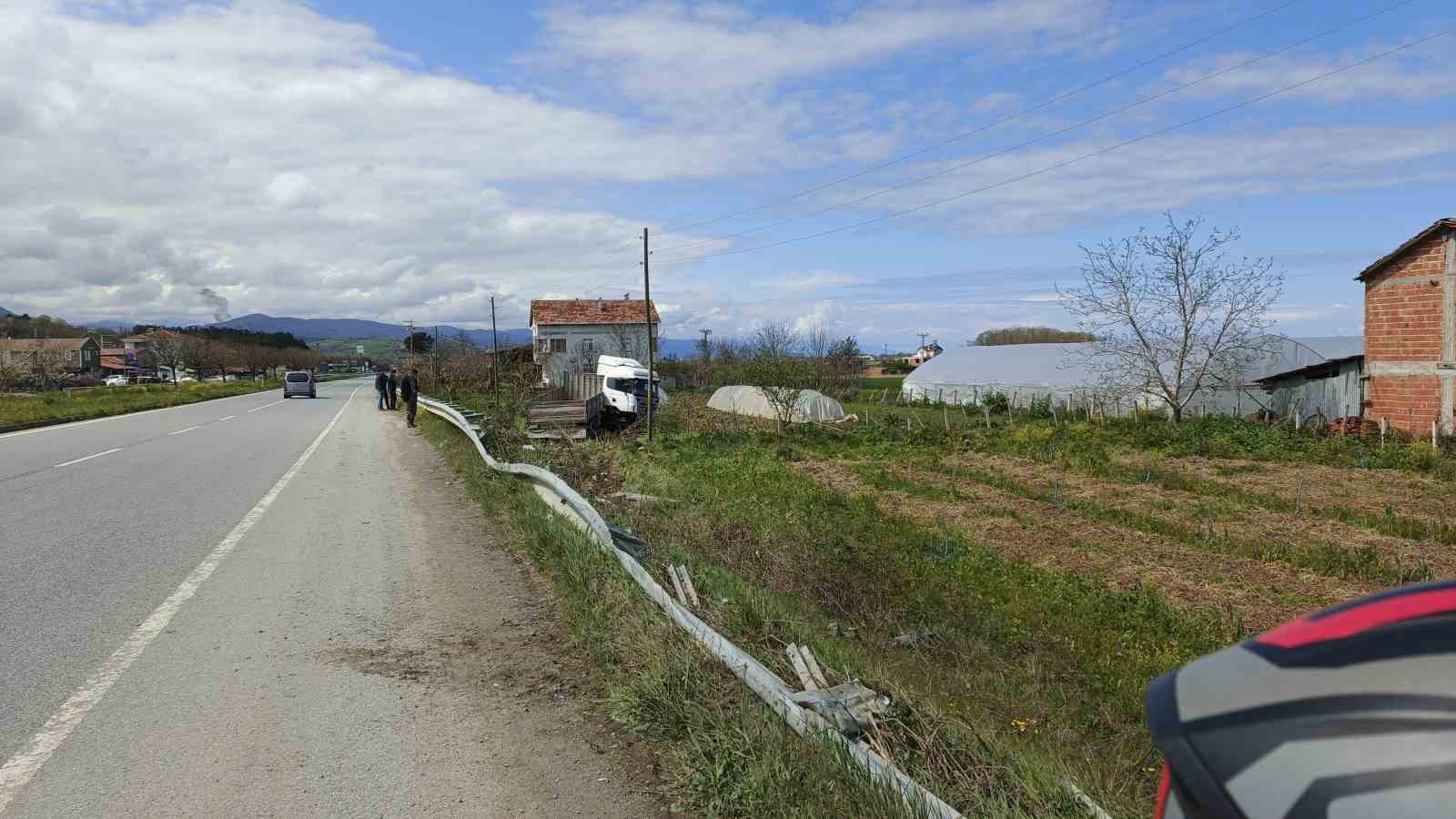 samsunda-tir-tarlaya-uctu-1-yarali