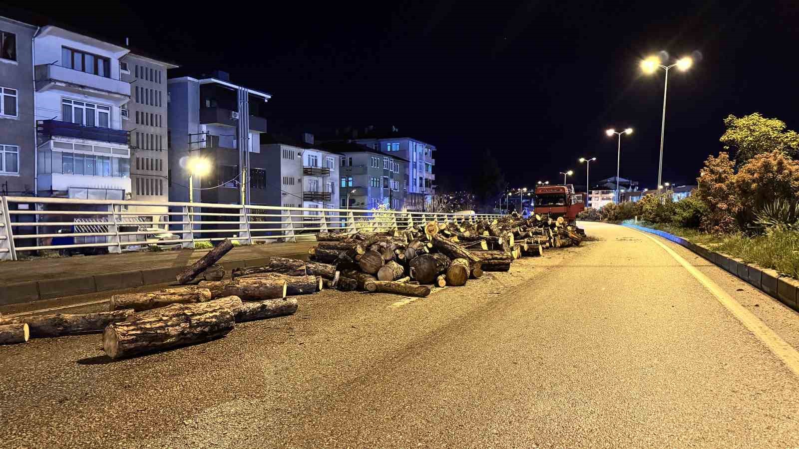 seyir-halindeki-kamyonun-damperi-aniden-kalkti-odunlar-yola-dokuldu