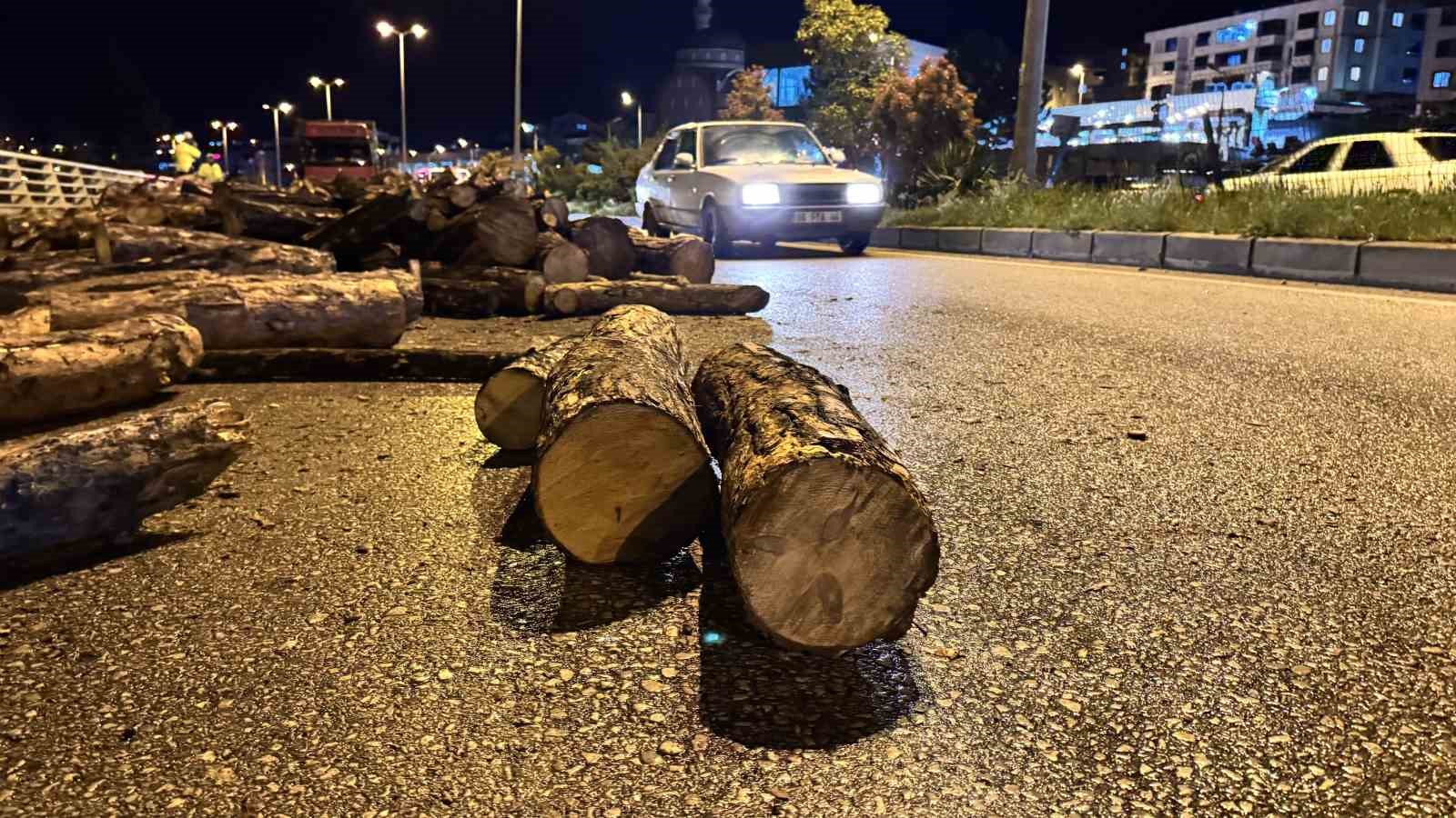 seyir-halindeki-kamyonun-damperi-aniden-kalkti-odunlar-yola-dokuldu