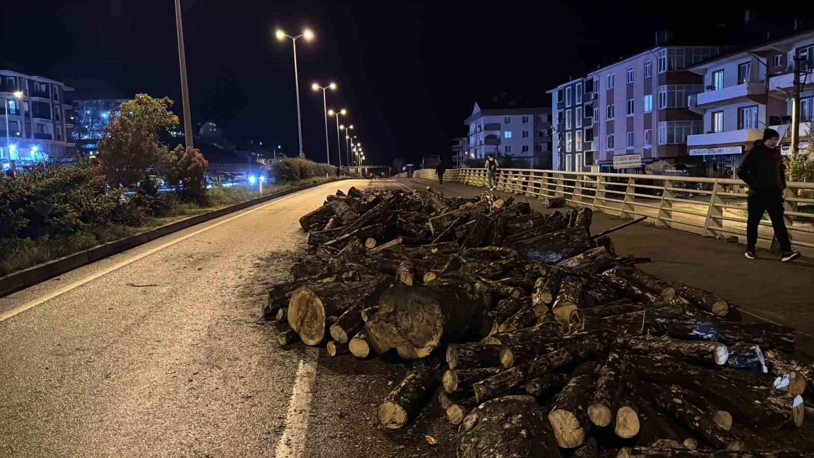 seyir-halindeki-kamyonun-damperi-aniden-kalkti-odunlar-yola-dokuldu