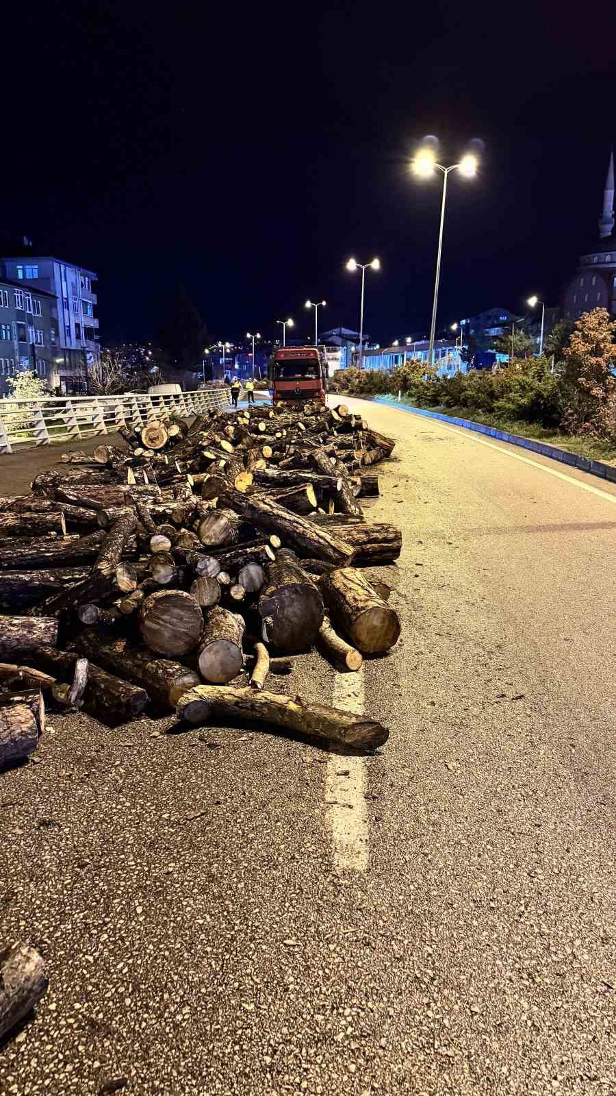 seyir-halindeki-kamyonun-damperi-aniden-kalkti-odunlar-yola-dokuldu