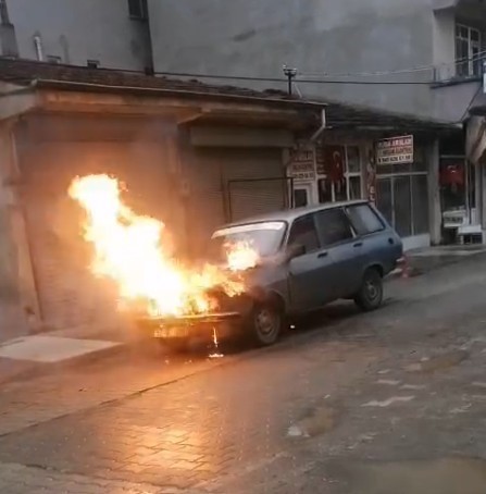 seyir-halindeki-otomobil-alev-alev-yandi
