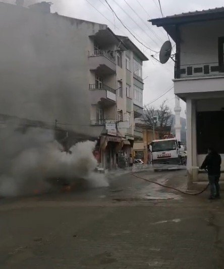 seyir-halindeki-otomobil-alev-alev-yandi