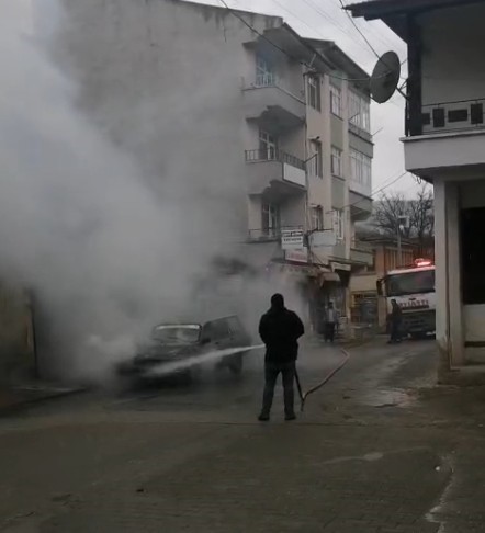 seyir-halindeki-otomobil-alev-alev-yandi