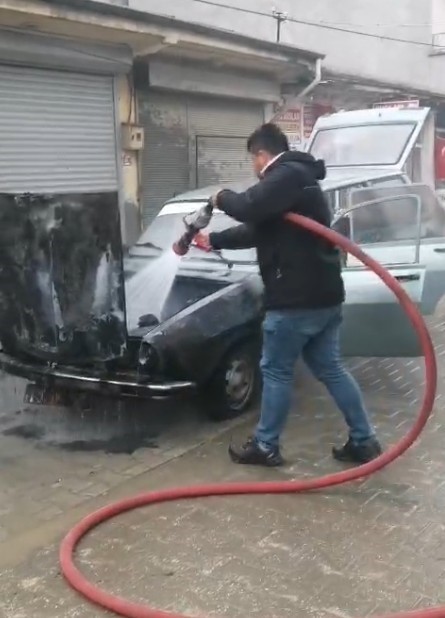 seyir-halindeki-otomobil-alev-alev-yandi