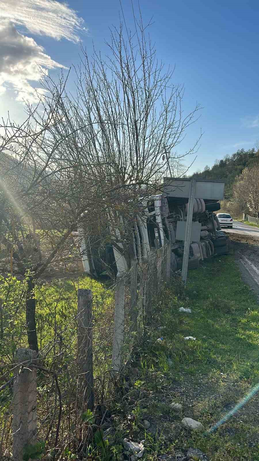 sinopta-kamyon-devrildi-surucu-yaralandi