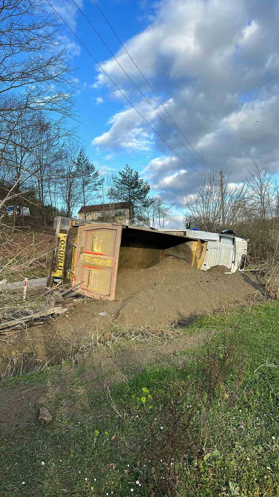 sinopta-kamyon-devrildi-surucu-yaralandi