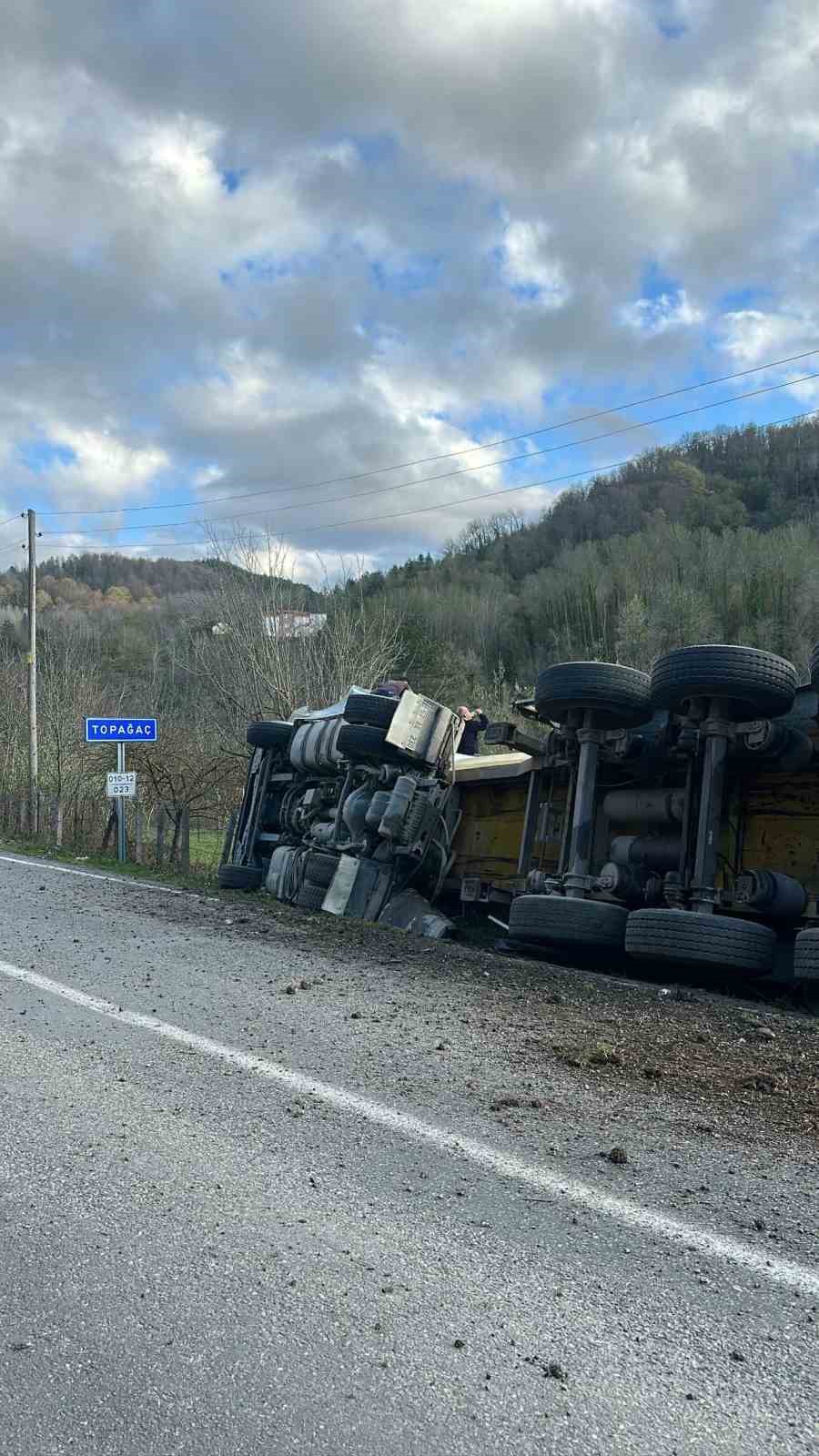 sinopta-kamyon-devrildi-surucu-yaralandi