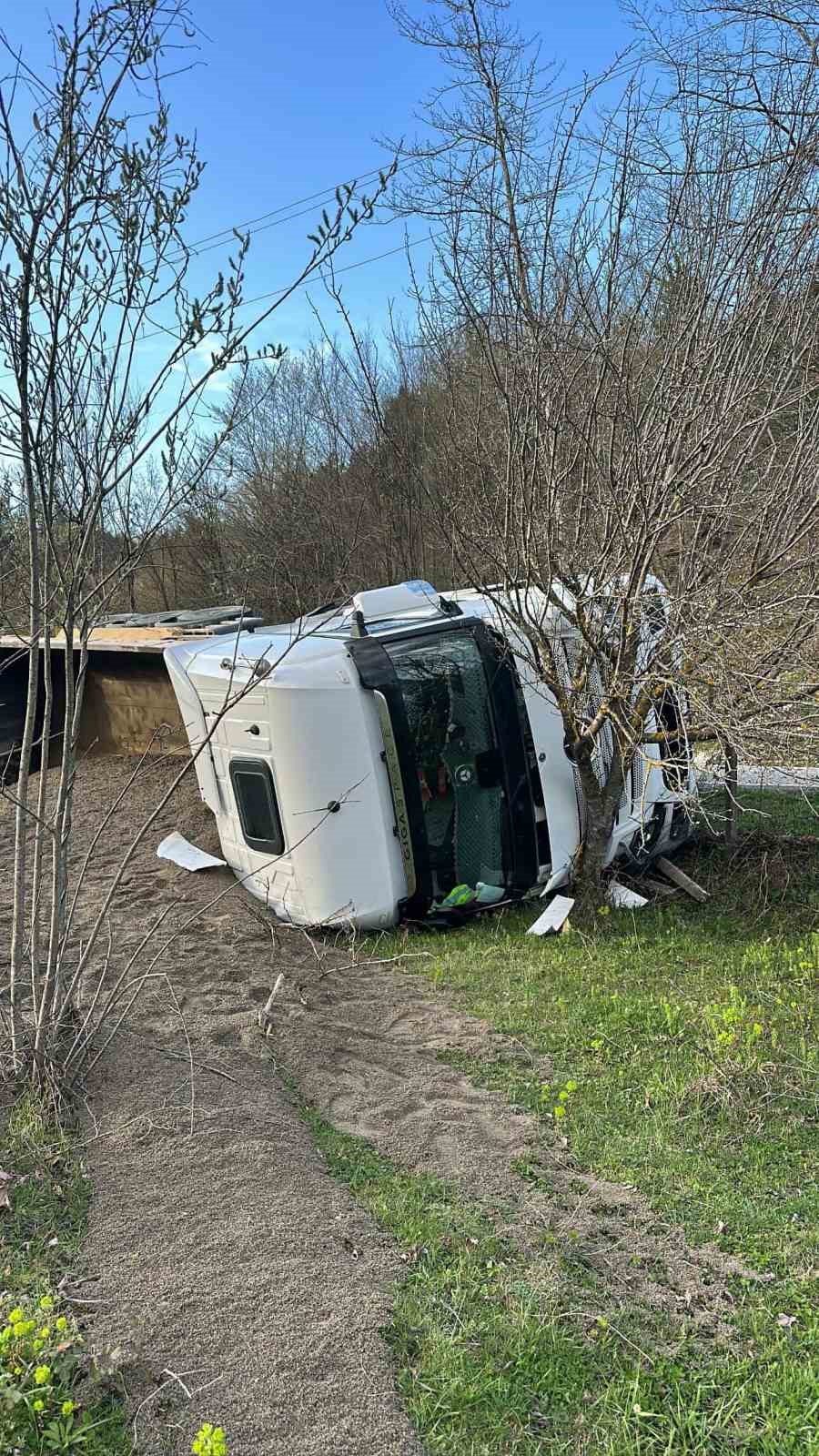 sinopta-kamyon-devrildi-surucu-yaralandi