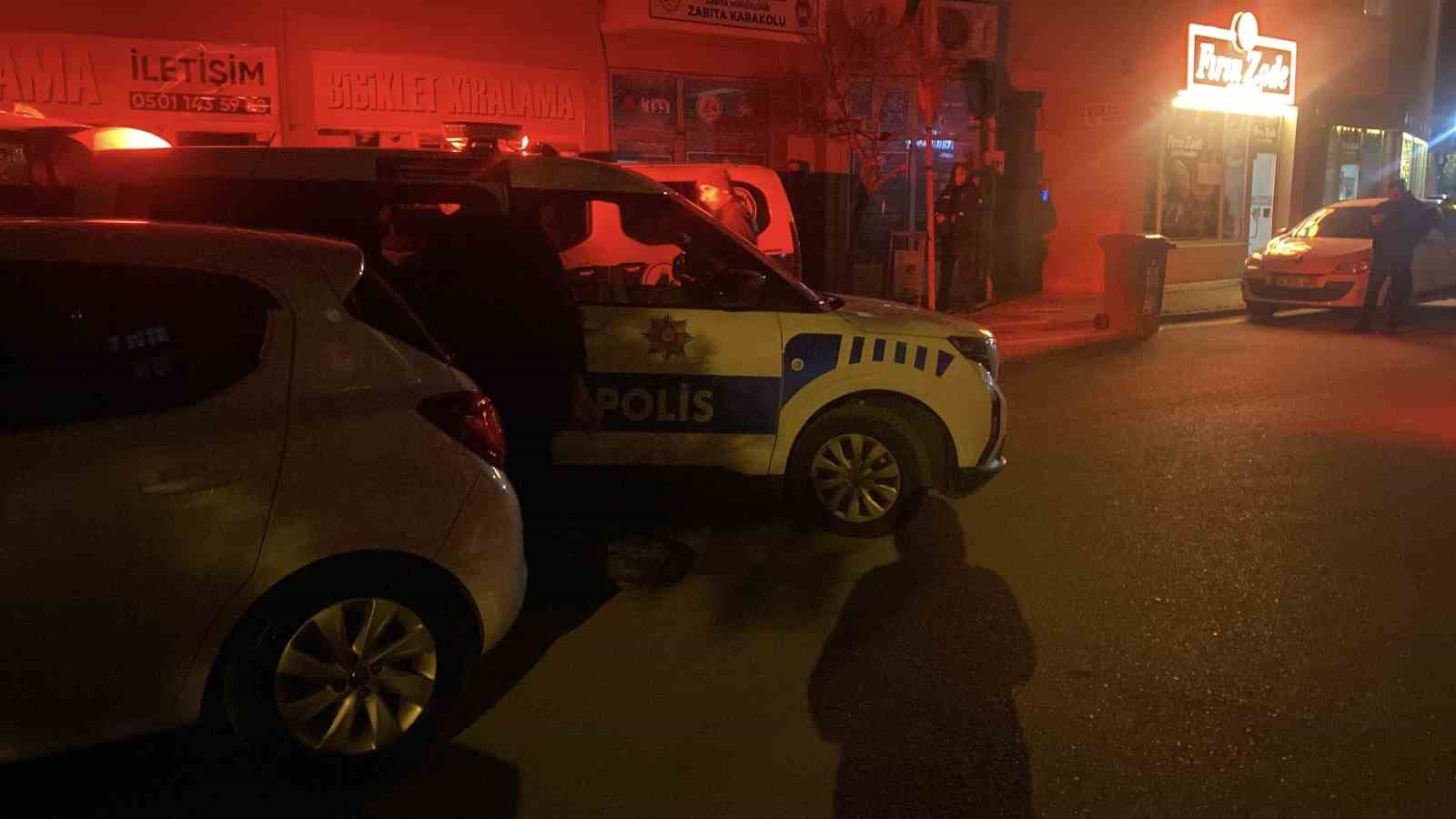 sokak-ortasinda-karisiyla-kavga-eden-alkollu-sahis-gozaltina-alindi