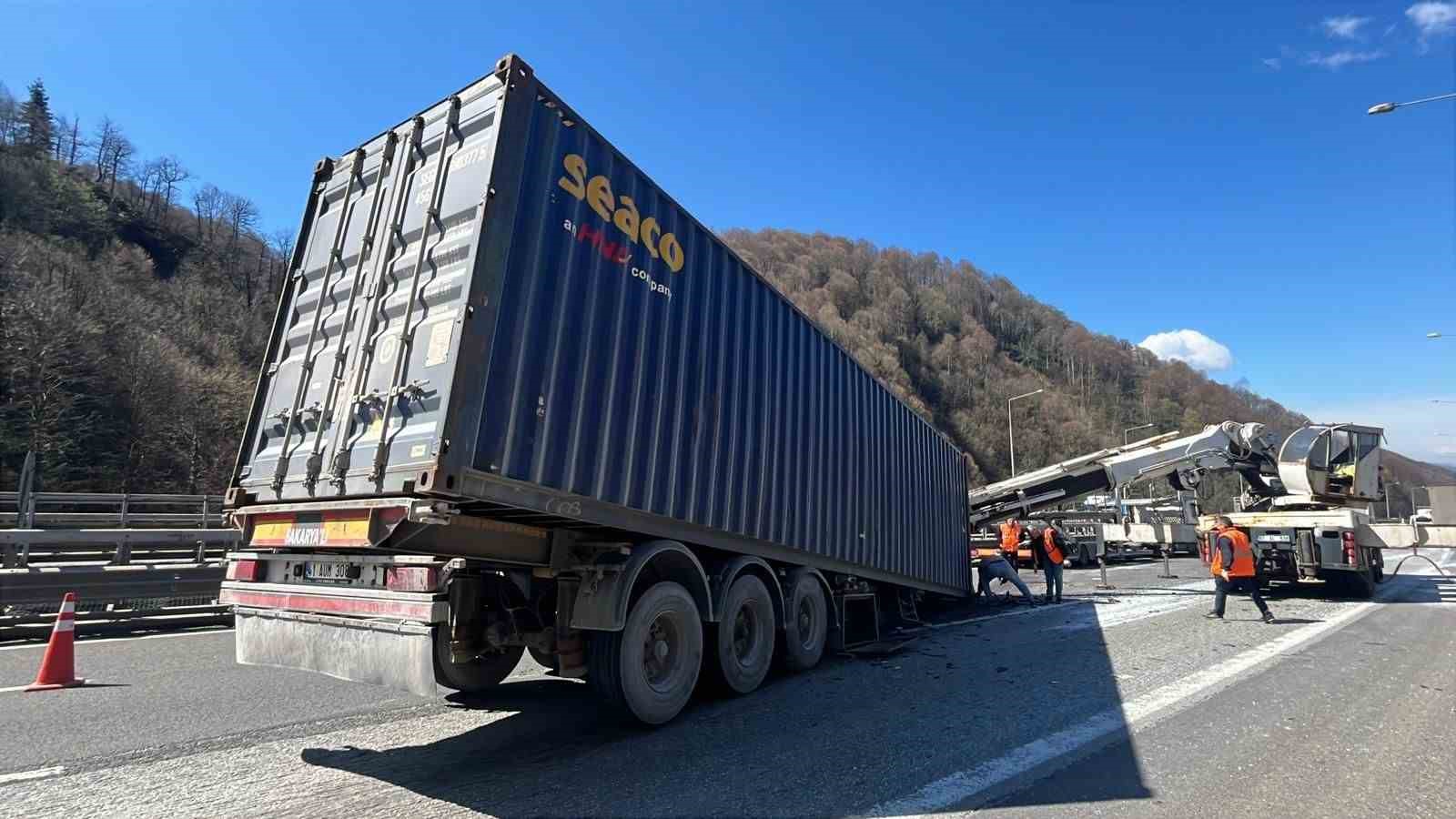 tem-otoyolunda-5-aracin-karistigi-zincirleme-kaza-5-yarali