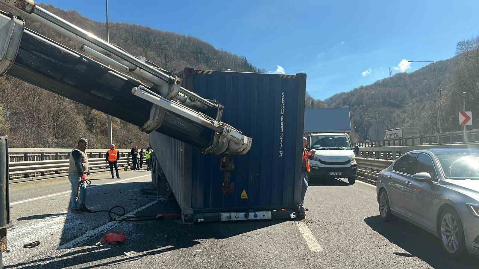 tem-otoyolunda-5-aracin-karistigi-zincirleme-kaza-5-yarali