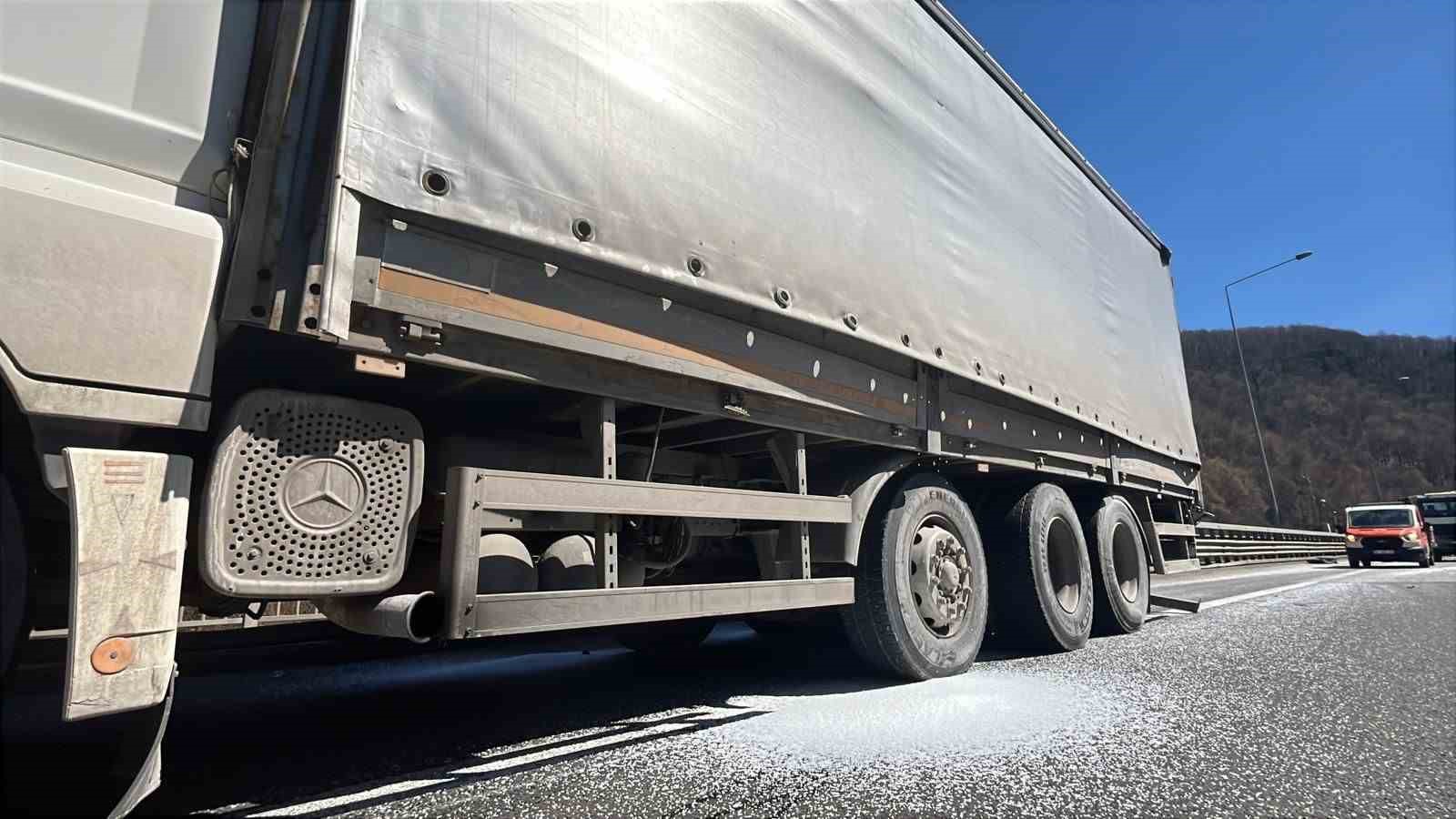 tem-otoyolunda-5-aracin-karistigi-zincirleme-kaza-5-yarali