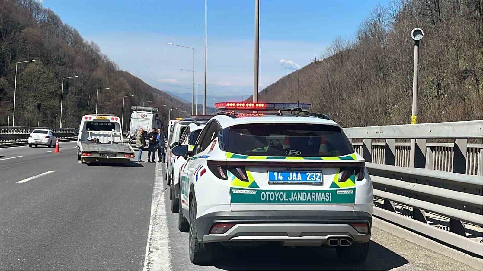 tem-otoyolunda-5-aracin-karistigi-zincirleme-kaza-5-yarali