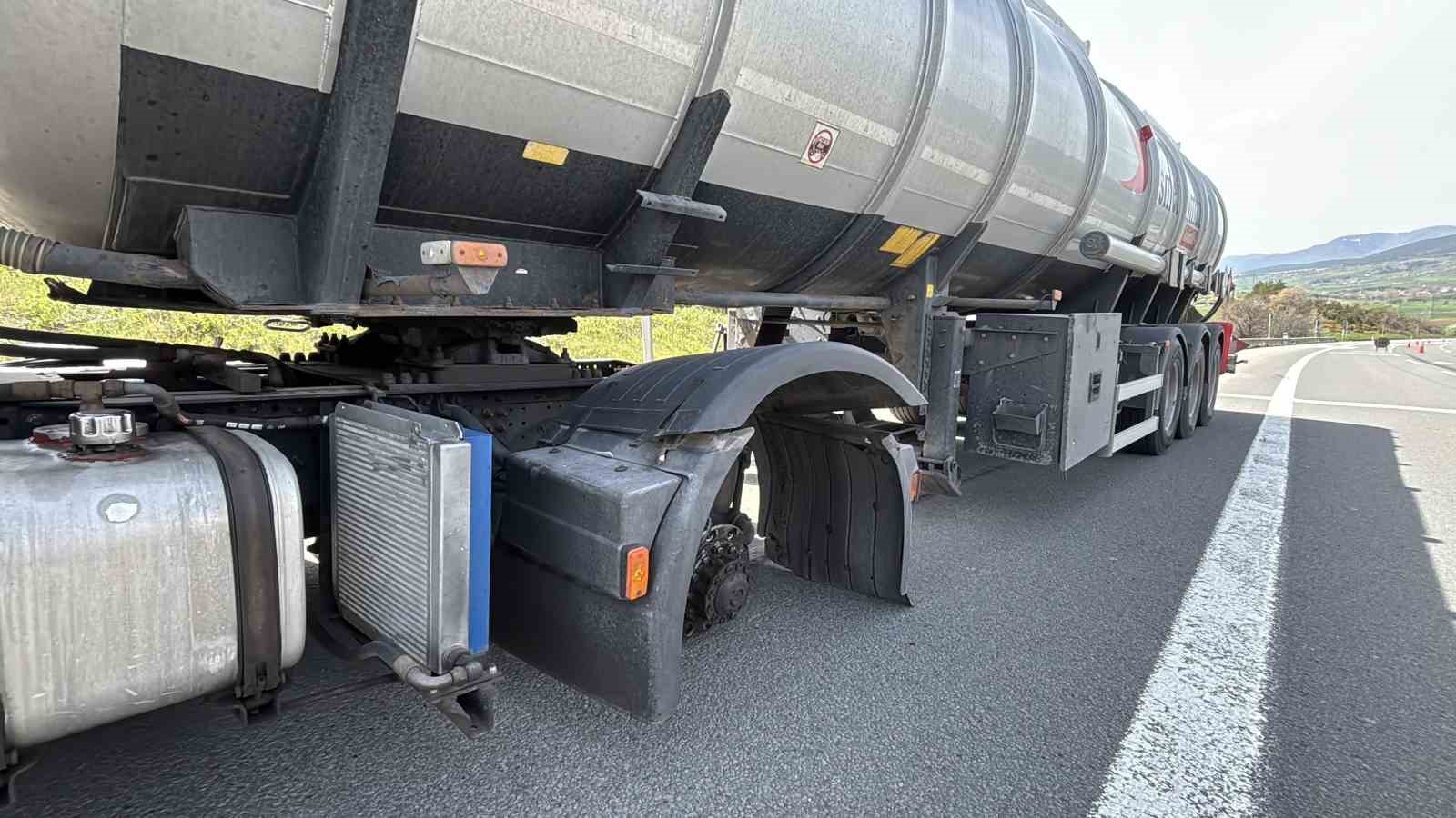 temde-tirdan-kopan-lastik-kamyonun-altina-girdi