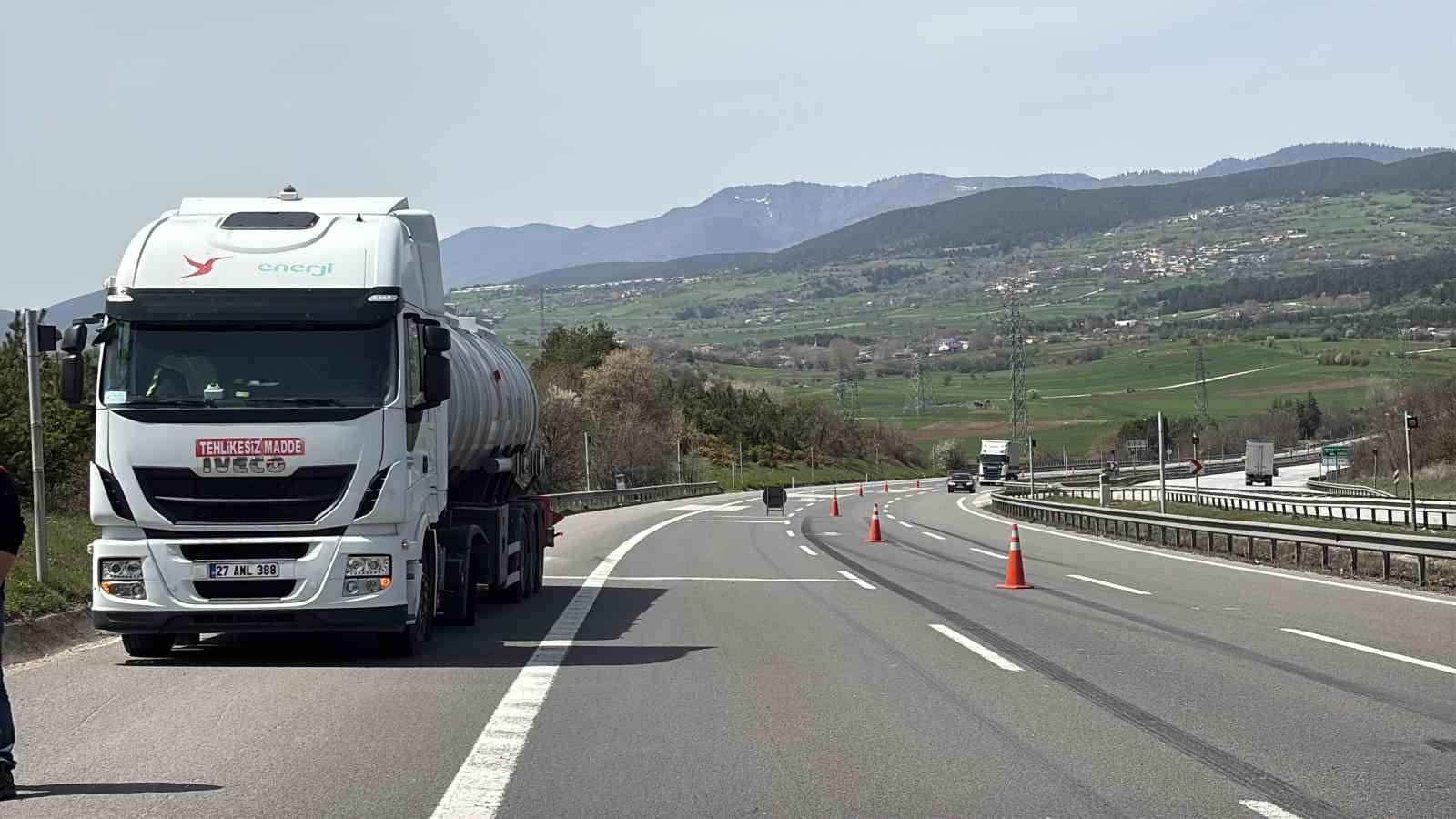 temde-tirdan-kopan-lastik-kamyonun-altina-girdi