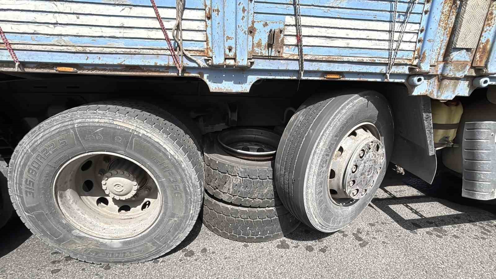 temde-tirdan-kopan-lastik-kamyonun-altina-girdi