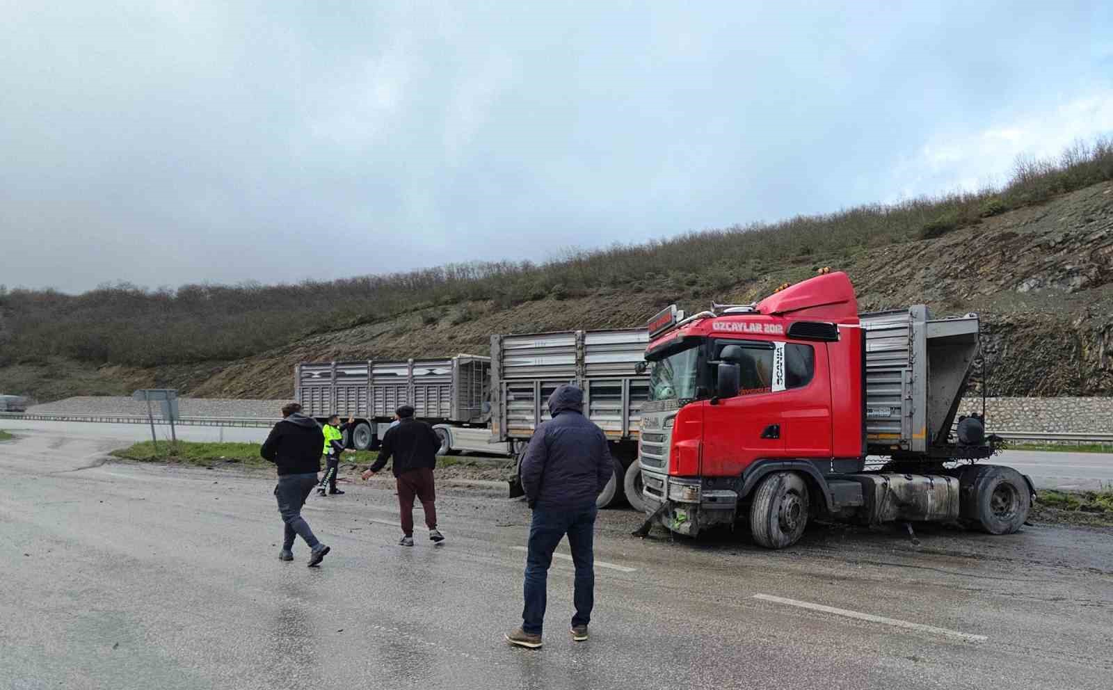 tir-makasladi-surucu-yaralandi