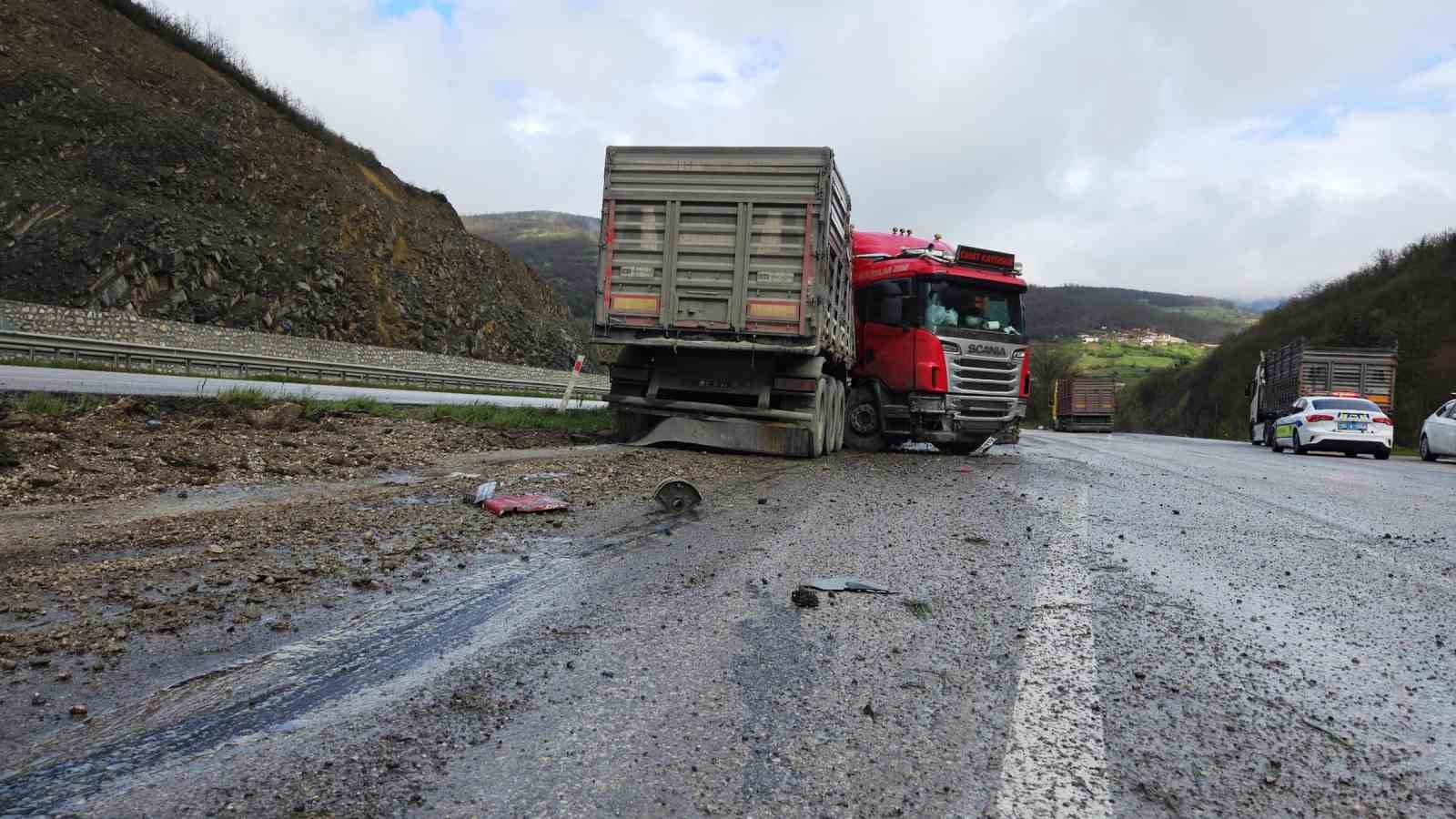 tir-makasladi-surucu-yaralandi