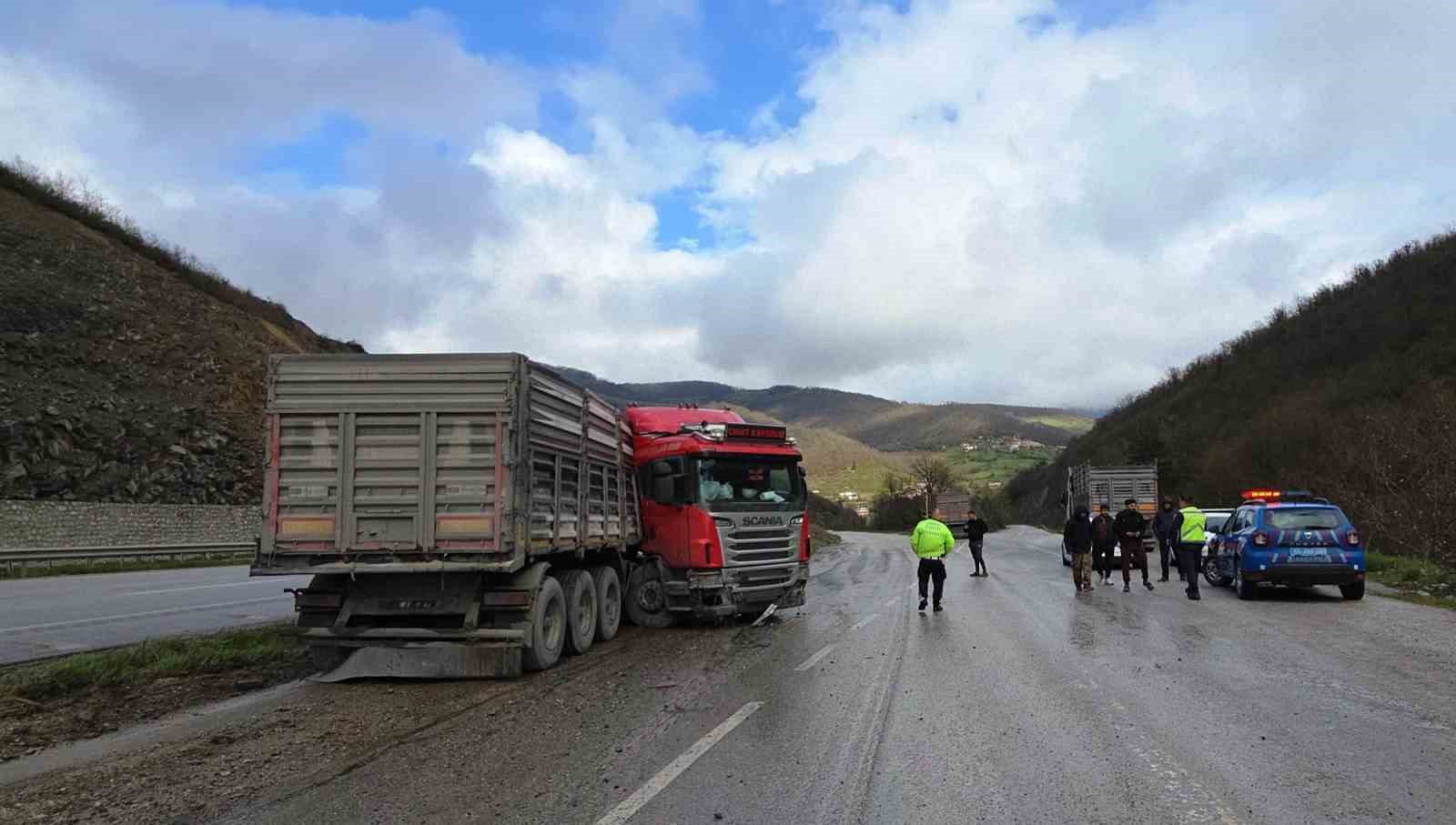 tir-makasladi-surucu-yaralandi