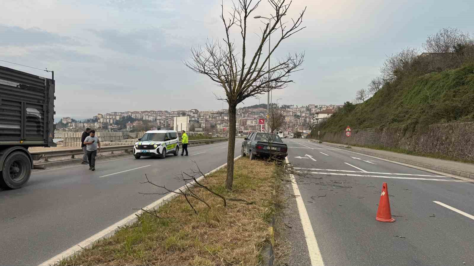 tirin-kor-noktasina-giren-otomobil-refuje-cikti