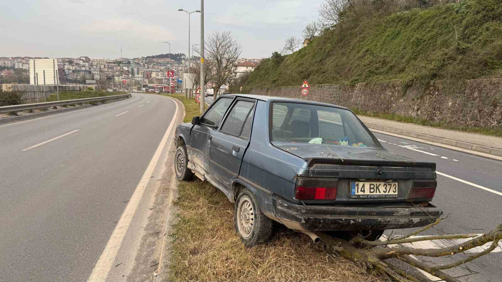 tirin-kor-noktasina-giren-otomobil-refuje-cikti