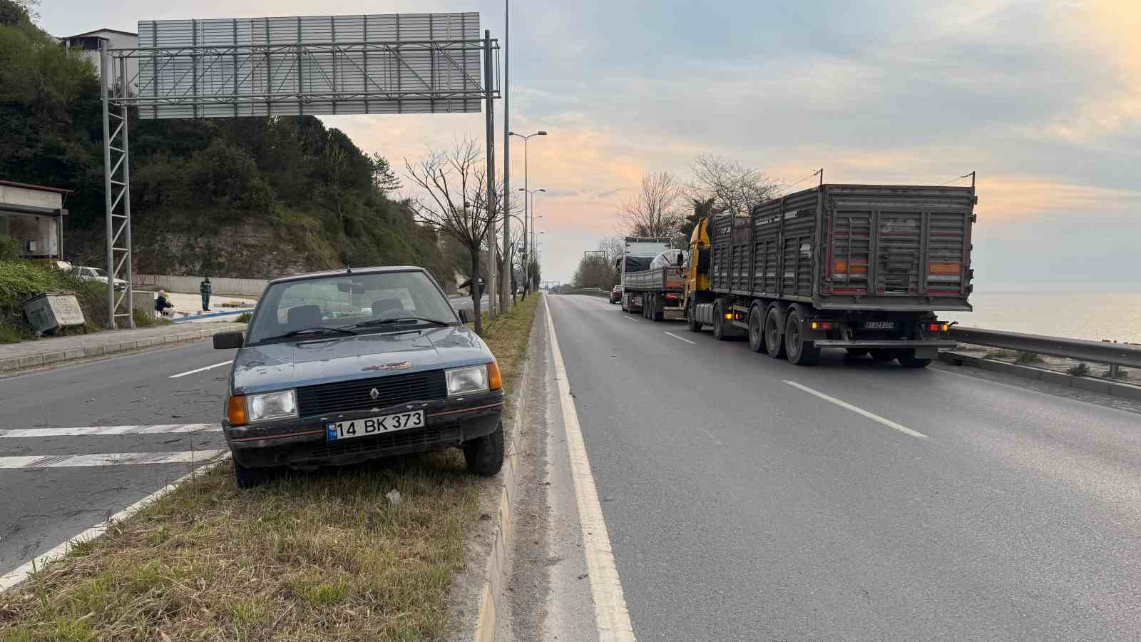 tirin-kor-noktasina-giren-otomobil-refuje-cikti