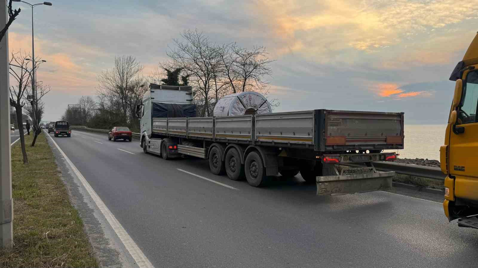 tirin-kor-noktasina-giren-otomobil-refuje-cikti