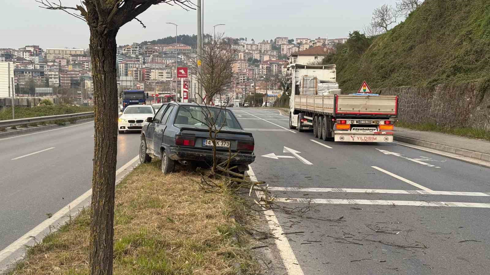 tirin-kor-noktasina-giren-otomobil-refuje-cikti