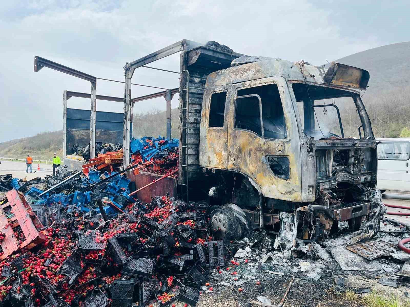 tokatta-cilek-yuklu-kamyon-yandi