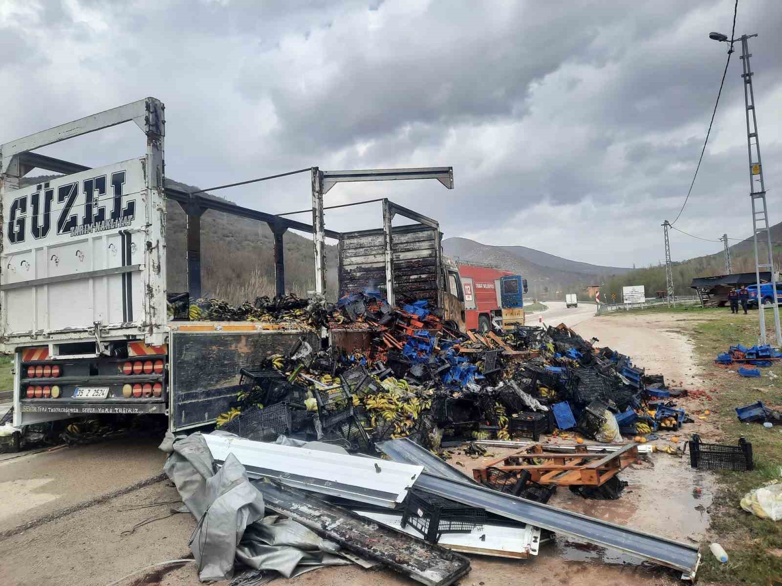 tokatta-cilek-yuklu-kamyon-yandi